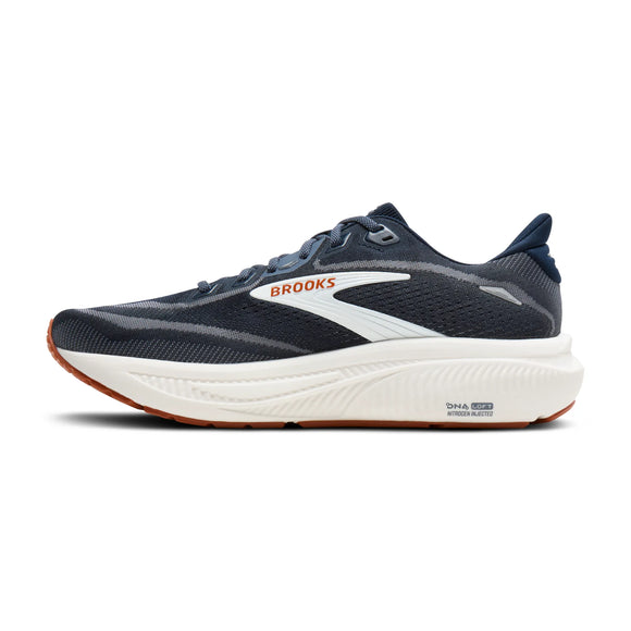 Brooks Ghost 18 herreløbeskoen i farvekombinationen Navy Blazer/Red Earth/Blue har mesh-materiale, en stødabsorberende DNA LOFT v3-mellemsål, en hvid sål, Brooks-logo i hvidt og orange samt stilfulde mørkeblå detaljer.