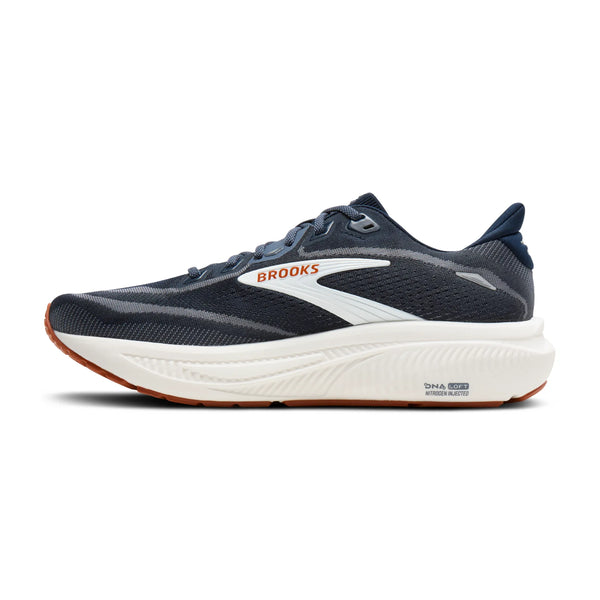 Brooks Ghost 18 herreløbeskoen i farvekombinationen Navy Blazer/Red Earth/Blue har mesh-materiale, en stødabsorberende DNA LOFT v3-mellemsål, en hvid sål, Brooks-logo i hvidt og orange samt stilfulde mørkeblå detaljer.