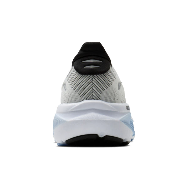 På bagsiden af Brooks Ghost 18, Herre, White/Black/Open Air ses den tykke hvide og lyseblå sål, den sorte hælkrave og den strukturerede overdel - ideel som mængdetræningssko - mod en almindelig hvid baggrund.