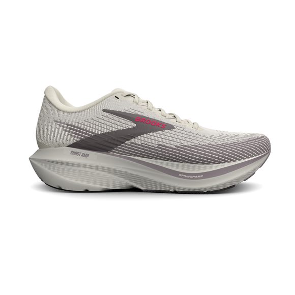 Her er en omskrevet sætning, der bruger dine produktdata: En Brooks Ghost Amp-løbesko til kvinder i farven Arctic Wolf/Dove/Pink vises set fra siden på en hvid baggrund. Den lysegrå sko har en mørkegrå stribe, et lyserødt Brooks-logo og en hvid sål. Den har en tyk, polstret sål med den innovative DNA HYPE-mellemsål, der giver øget komfort og støtte, samt et lavt design.