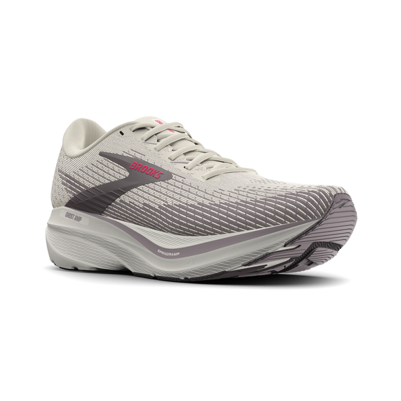 Et par lysbeige Brooks Ghost Amp-løbesko til kvinder i farvekombinationen Arctic Wolf/Dove/Pink med grå og lyserøde detaljer, Brooks-logoet på siden, en stødabsorberende DNA HYPE-mellemsål og strukturerede mønstre på overdelen, vist på en ensfarvet hvid baggrund.