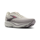 Et par lysbeige Brooks Ghost Amp-løbesko til kvinder i farvekombinationen Arctic Wolf/Dove/Pink med grå og lyserøde detaljer, Brooks-logoet på siden, en stødabsorberende DNA HYPE-mellemsål og strukturerede mønstre på overdelen, vist på en ensfarvet hvid baggrund.