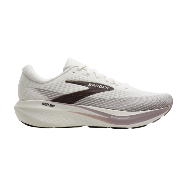 En Brooks Ghost Amp herresko i farvekombinationen Coconut/Purple Dove/Raisin vises på en ensfarvet hvid baggrund. Skoen har en hvid overdel med et sort logo og striber i farveovergang på siden med teksten »Ghost Max« og er udstyret med den innovative DNA HYPE-mellemsål oven på en tyk, polstret sål.