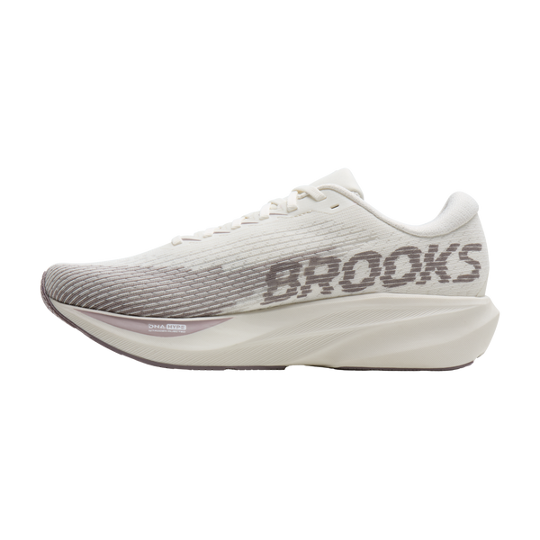 En hvid Brooks Ghost Amp-løbesko til mænd i farvekombinationen Coconut/Purple Dove/Raisin, med en tyk sål, snørebånd og et markant »BROOKS«-logo på siden. Denne moderne sportssko har et elegant look med diskrete farveovergange nær sålen og er udstyret med en responsiv DNA HYPE-mellemsål, der sikrer enestående komfort.