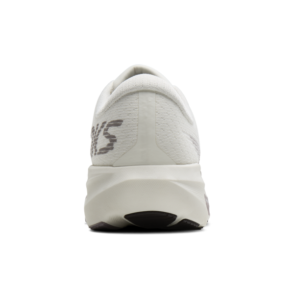 En Brooks Ghost Amp-løbesko til herre i farven Coconut/Purple Dove/Raisin ses set bagfra, hvor den tykke DNA HYPE-mellemsål og en del af mærkenavnet i mørke bogstaver på hælen fremhæves, alt sammen på en ensfarvet hvid baggrund.