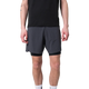 En person iført sort t-shirt, Liiteguard Glu-Tech Running 2In1 Shorts for men i ibenholt og hvide strømper står på en almindelig hvid baggrund.