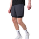 En person er iført en sort T-shirt, Liiteguard Glu-Tech Running 2In1 Shorts Herre Ebony, hvide sokker med sort tekst og hvide sportssko, mens han står mod en almindelig hvid baggrund. Hovedet er ikke synligt på billedet.
