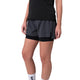 En person iført en sort kortærmet bluse, hvide strømper og Liiteguard Glu-Tech Running 2-i-1-shorts til kvinder i farven Ebony. Billedet viser kroppen fra midten af overkroppen til lige under knæene på en hvid baggrund.