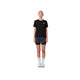 En person står med ansigtet vendt fremad, iført en sort T-shirt, hvide sokker og hvide sneakers, og har Liiteguard Glu-Tech Running 2-i-1-shorts til kvinder i farven Ebony på, foran en ensfarvet hvid baggrund.
