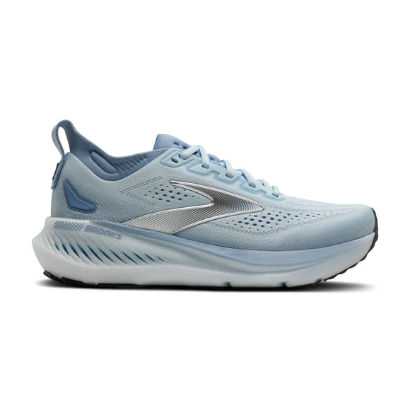 Brooks Glycerin GTS 23 Dame i NantucketBreeze/Rain/Clear har en lyseblå mesh-overdel, hvidt og sølvfarvet sidedesign, tyk polstret sål med sort slidbane, trækflig i hælen og GuideRails for ekstra støtte.
