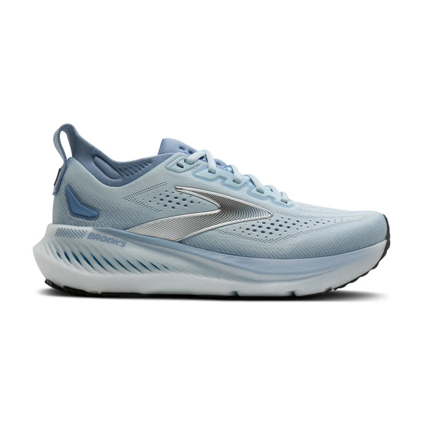 Brooks Glycerin GTS 23 Dame i NantucketBreeze/Rain/Clear har en lyseblå mesh-overdel, hvidt og sølvfarvet sidedesign, tyk polstret sål med sort slidbane, trækflig i hælen og GuideRails for ekstra støtte.