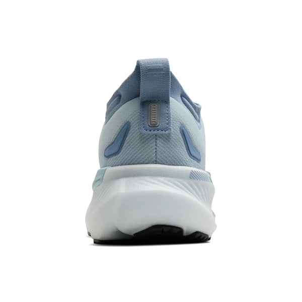 En Brooks Glycerin GTS 23 løbesko dame i NantucketBreeze/Rain/Clear vises bagfra med en tyk hvid sål, GuideRails support, hælstrop og tekstureret overdel mod en ensfarvet hvid baggrund.