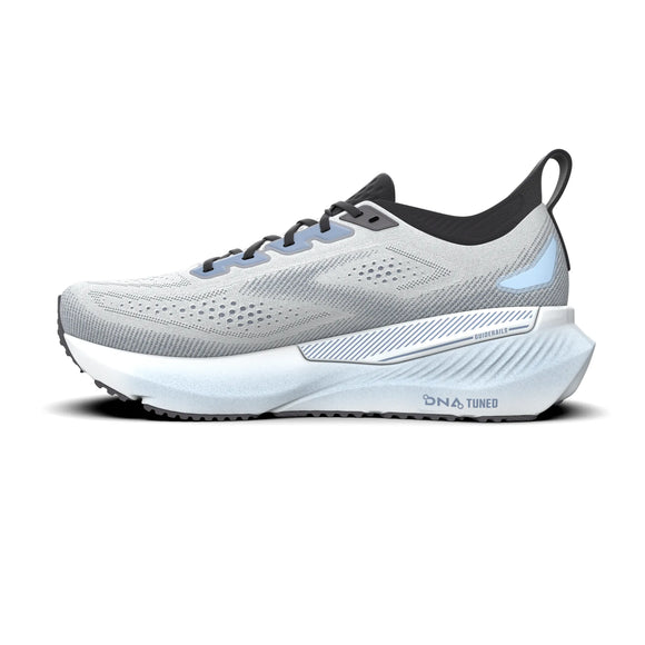 Et sidebillede af Brooks Glycerin GTS 23 til mænd i White/Rain/Baltic Sea viser den tykke DNA LOFT v3-støddæmpende sål, DNA TUNED-mærket og den sorte tunge og hælkappe, der gør den nem at tage på.