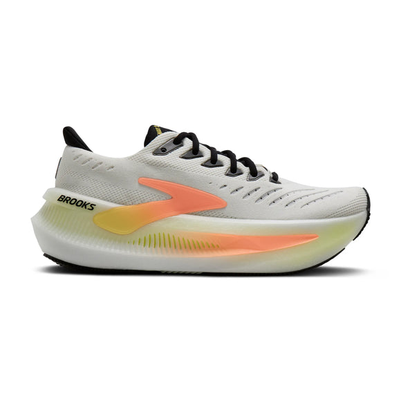 Et sidebillede af Brooks Glycerin Max 2 Dame i White/Cyber Yellow/Nightlife med sorte snørebånd, en tyk sål, orange og gule gradientdetaljer og Brooks-logoet nær hælen for maksimal komfort.