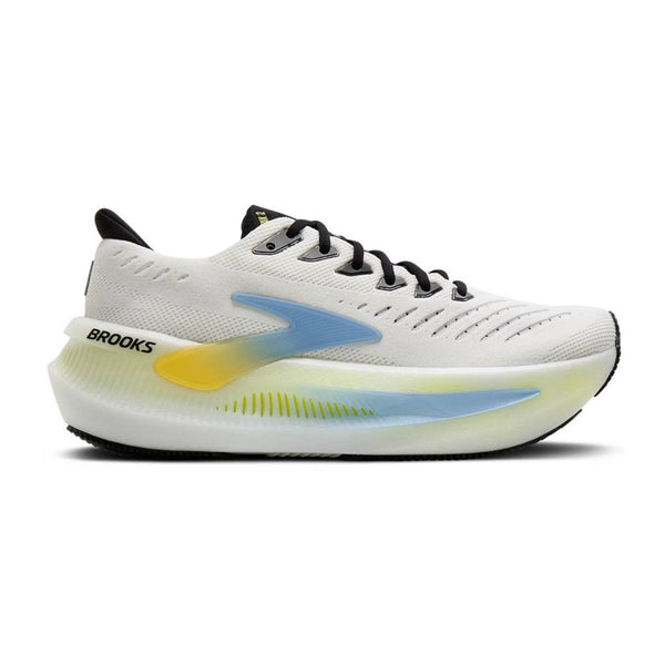 Brooks Glycerin Max 2 Herre i Bright White/Black/Nightlife har sorte snørebånd, en sort hæl og en tyk gradientsål med lysegule og blå detaljer for maksimal komfort. "BROOKS" er trykt nær hælen.