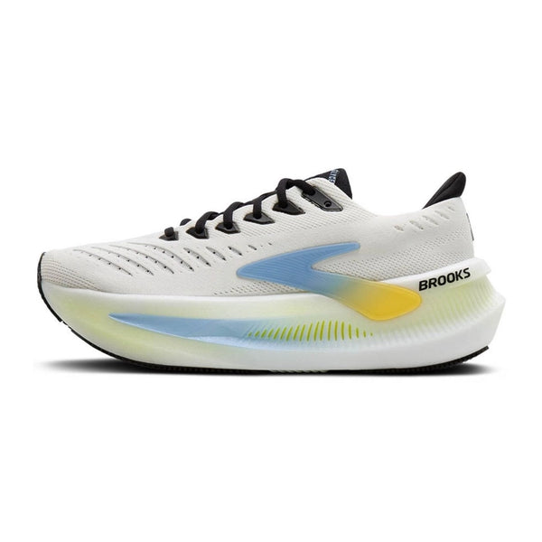 Brooks Glycerin Max 2 til mænd har et lysende hvidt/sort/nightlife-design med sorte snørebånd, blå/gule sideaccenter og "BROOKS" nær hælen. Den tykke, buede sål sikrer maksimal komfort på hver eneste løbetur.