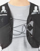 En person iført en grå T-shirt og en sort Salomon Gravel Skin 4 Set løbevest (unisex) med to vandflasker i forlommerne og en smartphone, der delvist kan ses i højre lomme.
