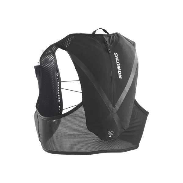 Salomon Gravel Skin 4 Set løbevest, unisex i sort, vises på en hvid baggrund. Den har sidepaneler i mesh, en lomme med lynlås foran og Salomon-logoet på ryggen – perfekt som løberygsæk til dine løbeture.