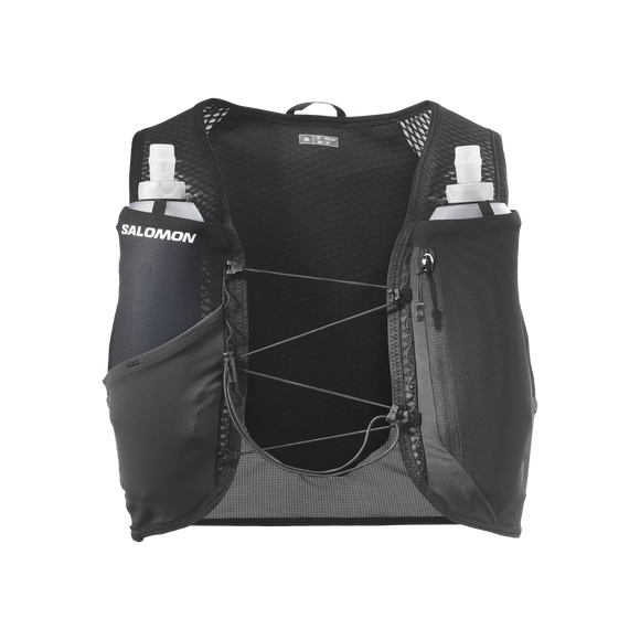 Salomon Gravel Skin 4 Set løberygsæk i unisex-sort har forlommer til vandflasker, elastiksnore og små lommer med lynlås – perfekt til løbere. Vist på hvid baggrund.