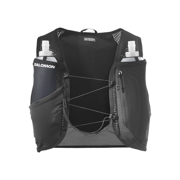 Salomon Gravel Skin 4 Set løberygsæk i unisex-sort har forlommer til vandflasker, elastiksnore og små lommer med lynlås – perfekt til løbere. Vist på hvid baggrund.