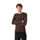 En mand står foran en hvid baggrund iført Liiteguard Ground-Tech Light LS T-shirt, Herre, i farven Coffee Bean, kombineret med sorte bukser. Den langærmede T-shirt er fremstillet af det innovative S.Café®-materiale. Han har armene over kors og et neutralt udtryk i ansigtet.