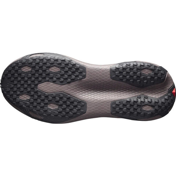 Billedet viser den nederste del af Salomon Grvl Concept unisex-sålen i Iron/Black/Knockout Pink, der har en struktureret slidbane og sorte gummigrebsområder med en brun mellemsål - designet til grusløb med fremragende greb og holdbarhed.
