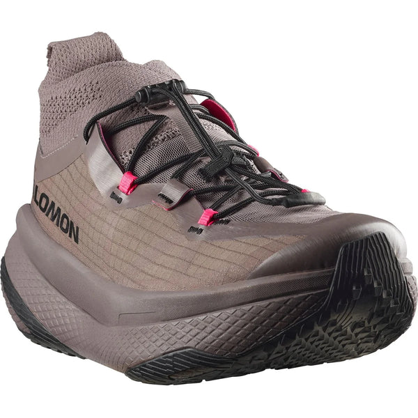 Salomon Grvl Concept er en unisex atletisk løbesko i Iron/Black/Knockout Pink, inspireret af grusløb, med en tyk struktureret sål, sorte snørebånd med lyserøde sløjfer, soklignende ankelkrave og LOMON-branding på siden.
