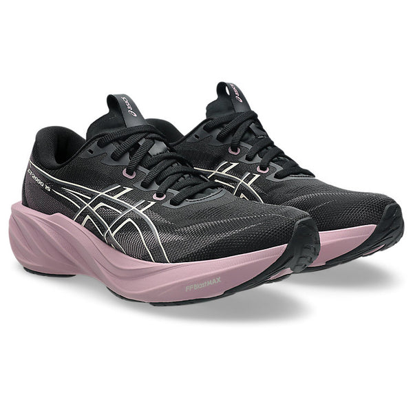 Et par Asics GT-2000 15 damesko i farven Black/Taro Purple er afbilledet på en hvid baggrund med hvide detaljer og tykke, lyselilla såler. ASICS-logoet ses på siderne og på tungen, hvilket fremhæver denne populære model af stabilitetssko.