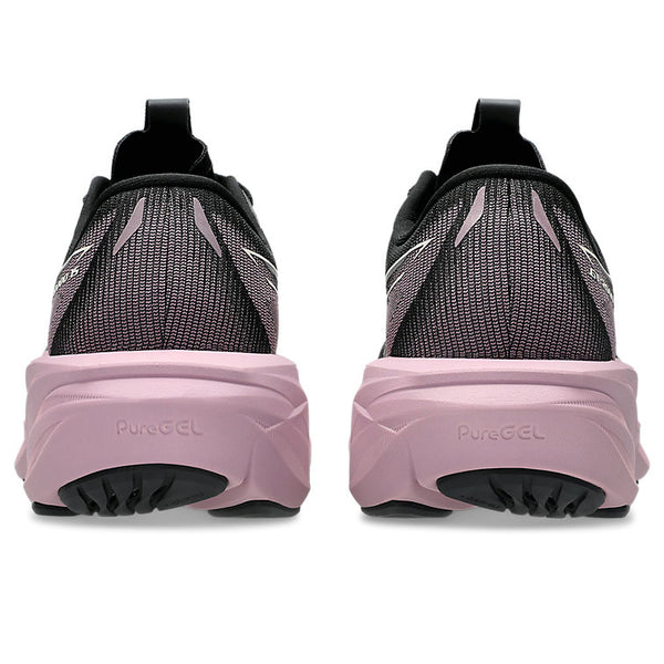 Bagfra-billede af et par Asics GT-2000 15-sneakers til kvinder i farvekombinationen sort/taro-lilla, der viser en overdel i sort mesh og tykke, lyserøde såler med PureGEL-mærket på hvid baggrund. Disse stabilitetssko står side om side med hælene vendt mod kameraet.