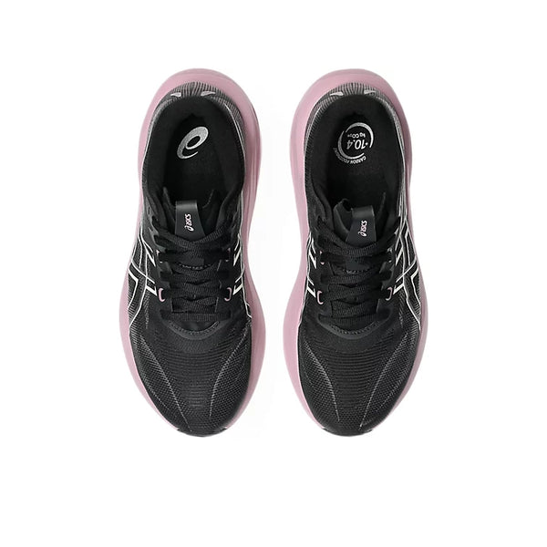 Et par Asics GT-2000 15 løbesko til kvinder i farven Black/Taro Purple ses set ovenfra på en hvid baggrund. Skoene har sorte snørebånd, overdel i mesh, hvide detaljer og synligt mærke på indersålerne og tungen. Disse stabilitetssko er designet til at give optimal støtte til dine løbeture.