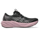 En sort Asics GT-2000 15 dame-løbesko i farvekombinationen Black/Taro Purple med hvide og sølvfarvede detaljer, en lyserød mellemsål af skum og en sort ydersål. Denne stabilitetssko er fremstillet af mesh-materiale og har snørelukning; her ses den i sideprofil mod en hvid baggrund.