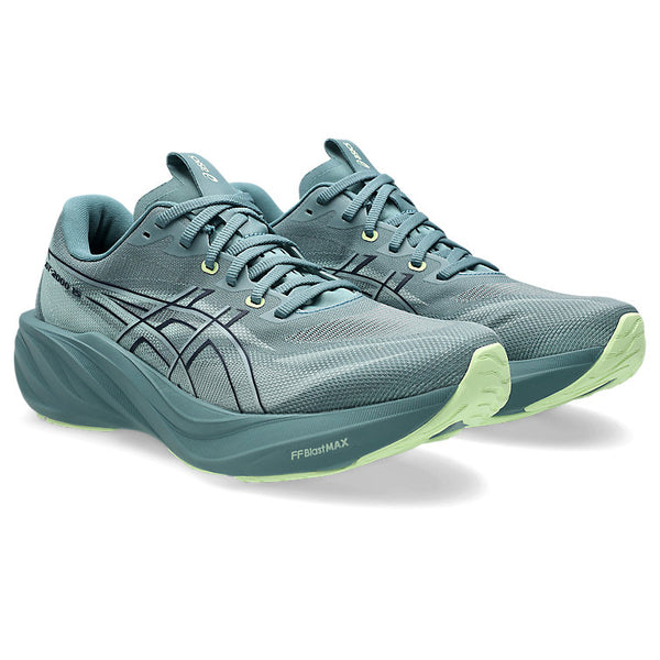 Et par ASICS Gt-2000 15 stabilitetssko til herre i farvekombinationen Foggy Teal/Illuminate Yellow, med det karakteristiske ASICS-logo på siden og en overdel af åndbart mesh. Skoene er placeret på en sådan måde, at både for- og sidevinklen kommer til syne, hvilket fremhæver deres støttende design og iøjnefaldende farvekombination.