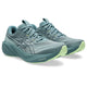 Et par ASICS Gt-2000 15 stabilitetssko til herre i farvekombinationen Foggy Teal/Illuminate Yellow, med det karakteristiske ASICS-logo på siden og en overdel af åndbart mesh. Skoene er placeret på en sådan måde, at både for- og sidevinklen kommer til syne, hvilket fremhæver deres støttende design og iøjnefaldende farvekombination.