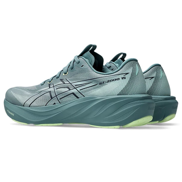 Et par ASICS Gt-2000 15 løbesko til herre i farven Foggy Teal/Illuminate Yellow med tykke, stødabsorberende såler. Disse stabilitetssko har sorte detaljer, synlige sømme og det karakteristiske ASICS-logo på siden. Ydersålerne har en lidt lysere grøn nuance.