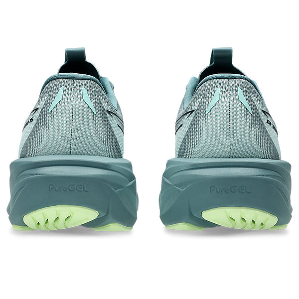Et bagfra-billede af et par Asics GT-2000 15, Herre i farvekombinationen Foggy Teal/Illuminate Yellow viser lyseblå løbesko med tykke, blågrønne såler og neongrønne detaljer. Teksten »PureGEL« er præget på hælen – disse sko er kendt for at tilbyde en førsteklasses løbeoplevelse som en stabilitetssko i topklasse.