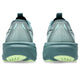 Et bagfra-billede af et par Asics GT-2000 15, Herre i farvekombinationen Foggy Teal/Illuminate Yellow viser lyseblå løbesko med tykke, blågrønne såler og neongrønne detaljer. Teksten »PureGEL« er præget på hælen – disse sko er kendt for at tilbyde en førsteklasses løbeoplevelse som en stabilitetssko i topklasse.