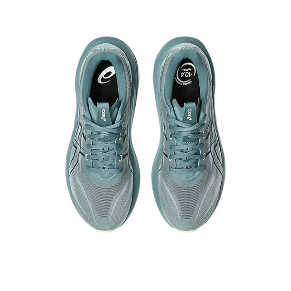 Et par Asics GT-2000 15 herreløbesko i farvekombinationen Foggy Teal/Illuminate Yellow set ovenfra, hvor man kan se overdel i mesh, snørebånd og mærkelogoet på tungen. Disse stabilitetssko er placeret side om side på en hvid baggrund.