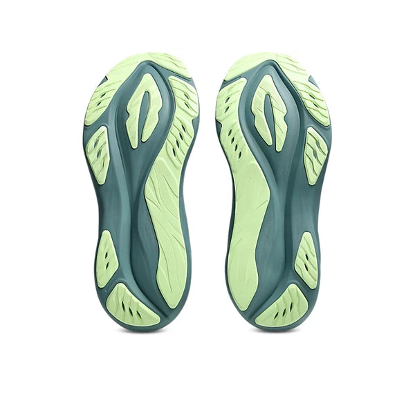To sneakersåler set nedenfra. Sålerne, der stammer fra Asics GT-2000 15, Herre i farvekombinationen Foggy Teal/Illuminate Yellow, er overvejende lysegrønne med mørkegrønne detaljer og har et bølget, struktureret design, der sikrer optimalt greb. Baggrunden er hvid.