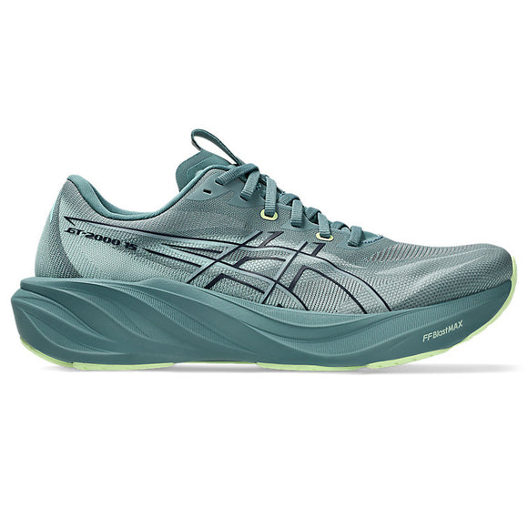 Vi præsenterer ASICS GT-2000 15 til mænd i den stilfulde farvekombination »Foggy Teal/Illuminate Yellow«. Denne stabilitetsløbesko har en tyk, bølget sål med lysegrønne detaljer, en åndbar overdel i mesh og sorte detaljer. Det ikoniske ASICS-logo pryder siden. Som en del af GT-2000 15-serien giver den en forbedret løbeoplevelse til dem, der søger komfort og støtte.