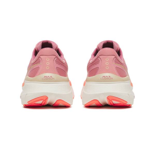 Et par lilla/laksefarvede Saucony Guide 19 Dame-sko set bagfra, der viser tykke hvide og beige såler med røde og orange detaljer. Teksten »MAX CUSHION« på hælen understreger deres komfort.