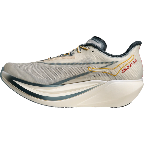 Et sidebillede af Hoka Cielo X1 3.0 unisex-løbeskoen i Alabaster/Yellow Gold med en tyk hvid sål - ideel som letvægts-løbesko til maratonløb.