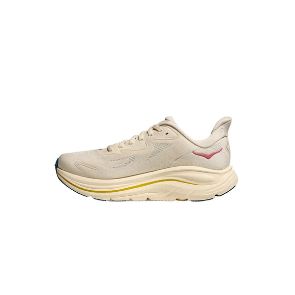 Hoka Clifton 10 damesko i Birch/Alabaster har en støddæmpende, tyk sål med gul stribe, mesh-overdel, pink logo og sort ydersål. Den lette løbesko vises fra siden på hvid baggrund.