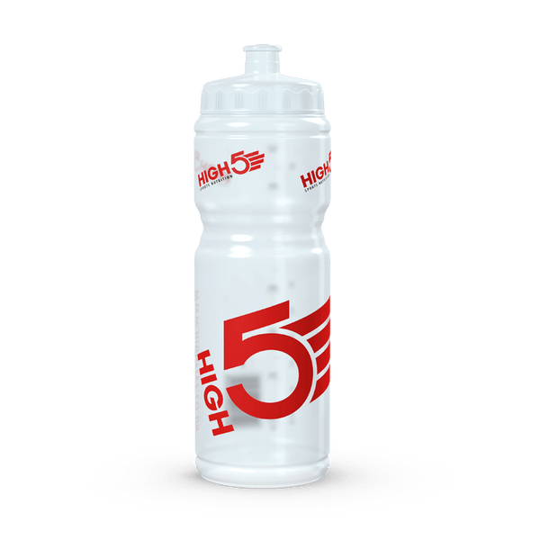 High5 Flaske 750 ml, Unisex, Transparent er en BPA-fri, klar plastflaske med kraftigt rødt High5-branding og en hvid hætte, der står oprejst på en almindelig hvid baggrund.