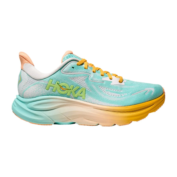 Hoka Clifton 10 løbesko herre i Blue Spark/White har en gradueret blågrøn til gul sål, gule snørebånd og ferskenfarvede detaljer på hæl og pløs for letvægtskomfort. Vist på en hvid baggrund.