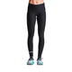 En person, vist fra taljen og ned, er iført Fusion Hot X-Long Tights i sort (unisex) med hvide detaljer og lyseblå løbesko på en almindelig hvid baggrund.