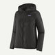 Patagonia Houdini Jacket, Dame, Black w/Black er en letvægtsjakke til kvinder fremstillet af genbrugsnylon med hætte, gennemgående lynlås foran, brystlomme og et rektangulært logo på venstre bryst. Vist på en almindelig hvid baggrund.