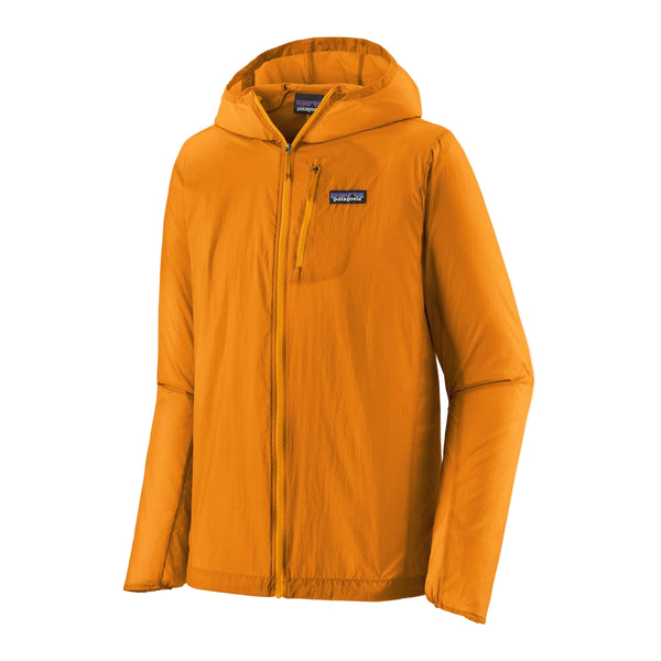 Patagonia Houdini-jakken til herre i farven Autumn Orange er en ultralet vindjakke med lynlås foran, lange ærmer, en brystlomme med lynlås og et lille rektangulært Patagonia-logo på brystet. Denne alsidige løbejakke til herre vises på en hvid baggrund.