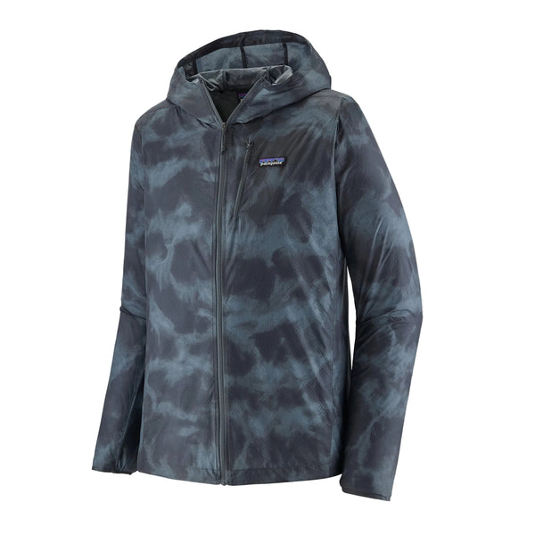 En Patagonia Houdini-jakke til mænd i farvekombinationen Sastrugi: Summit Blue, med et blåt og sort tie-dye-mønster, lynlås foran og Patagonia-logoet på venstre bryst, fremhævet på en ensfarvet hvid baggrund. Denne ultralet jakke er designet med henblik på brugervenlighed og alsidighed.