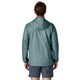 En mand ses bagfra iført en Patagonia Houdini Jacket, Herre, Blue Sage og mørkegrå shorts, stående mod en almindelig hvid baggrund.