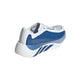 Adidas Hyperboost Edge Dame i Cloud White/Equipment Blue/Zero Metalic har et komfortfokuseret design med en hvid og blå mesh-overdel, dristige diagonale striber og en tyk hvid sål, vist fra et vinklet bagfra på en almindelig hvid baggrund.